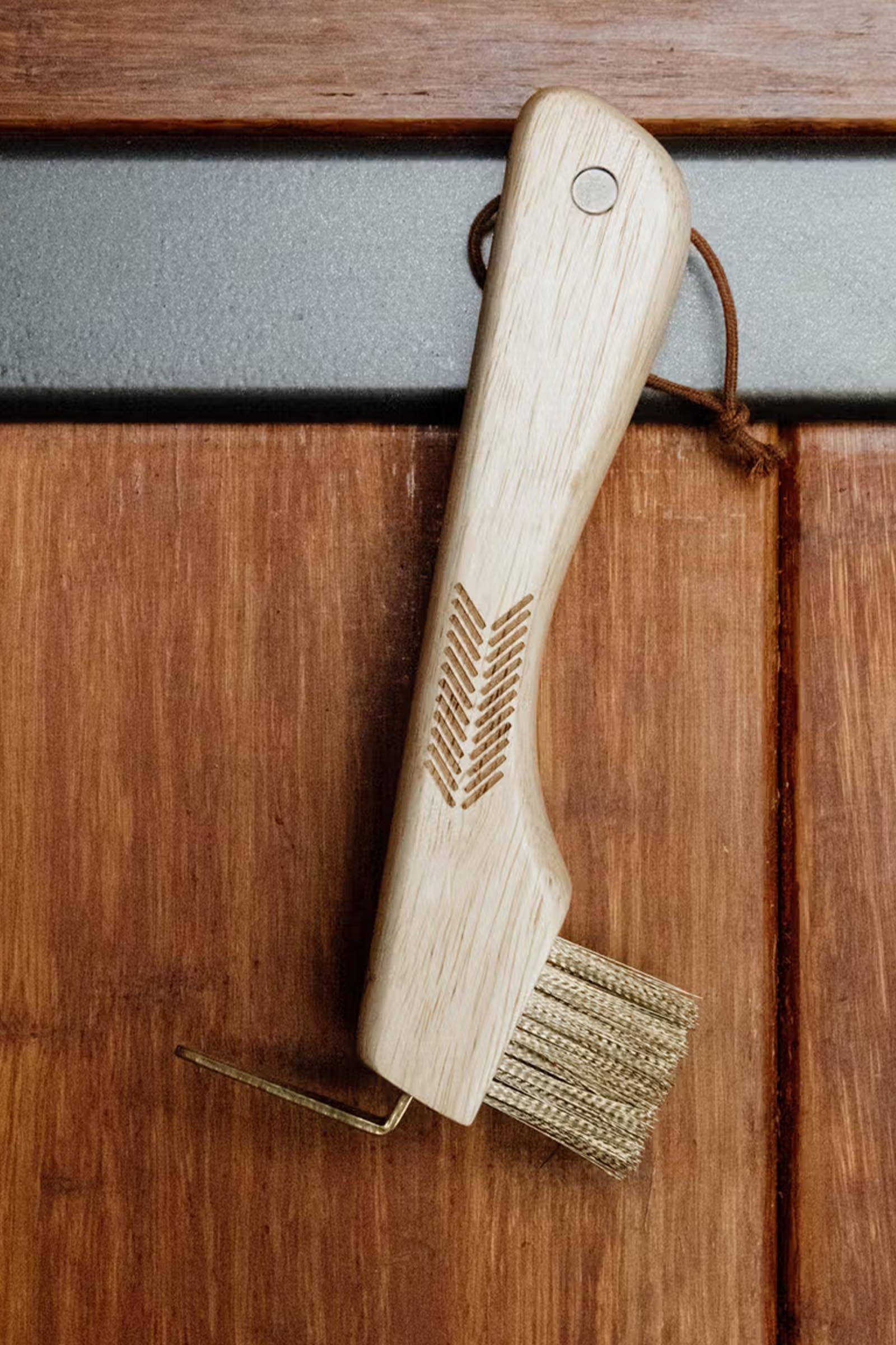 Grooming Deluxe Hoof Pick With Metal Bristle & Magnet Horse Grooming Tools