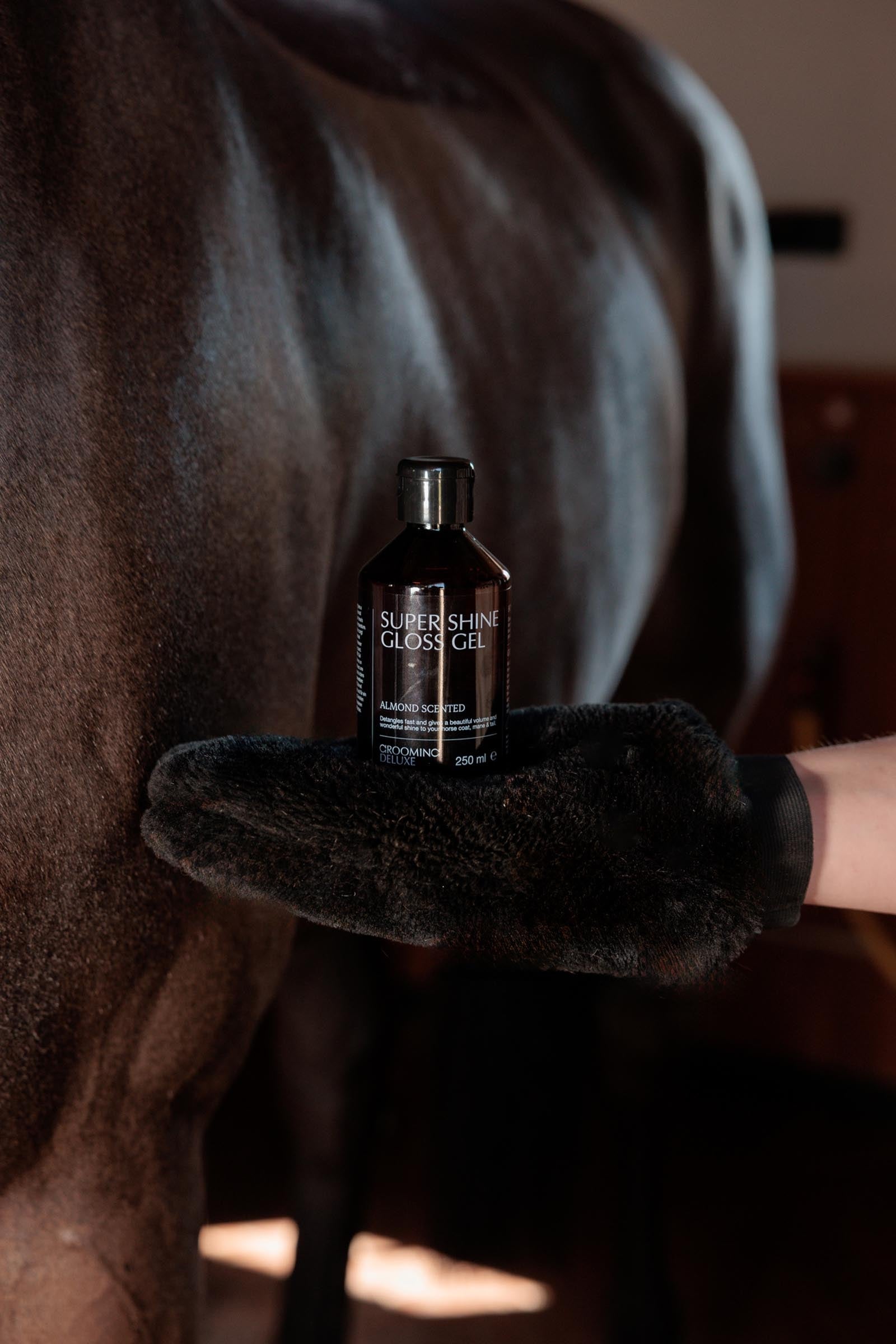 Grooming Deluxe Super Shine Gloss Gel Almond, 250 ml Horse Health Care