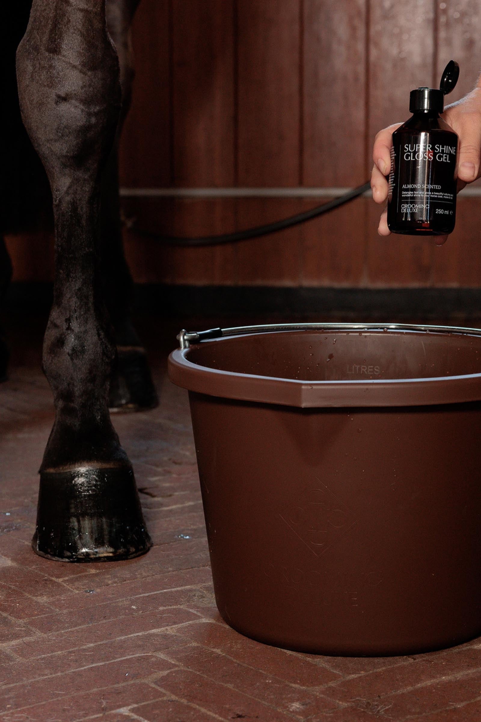 Grooming Deluxe Super Shine Gloss Gel Almond, 250 ml Horse Health Care